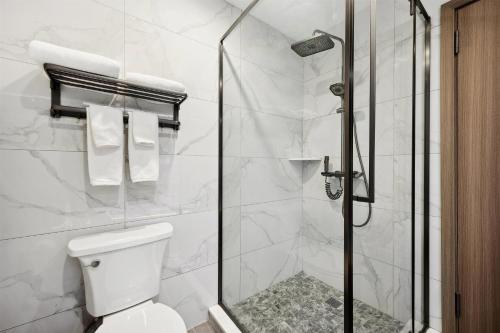 Habitación Deluxe con cama extragrande - No fumadores del hotel Ramada Flushing Queens