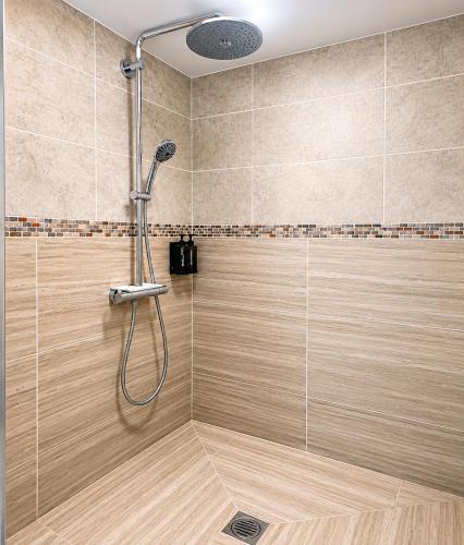 Habitación Doble con ducha - 2 camas del hotel Aron Guest House 'Second Home'. Foto 6