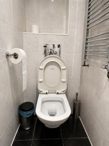 Habitación Doble con ducha - 2 camas del hotel Aron Guest House 'Second Home'. Foto 9