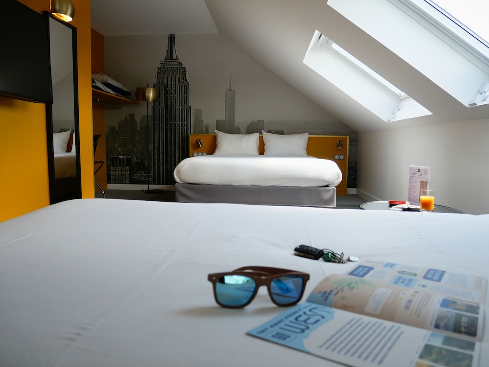 Habitación Familiar con 1 cama doble y 2 camas individuales para hasta del hotel Ibis Styles Chartres. Foto 8