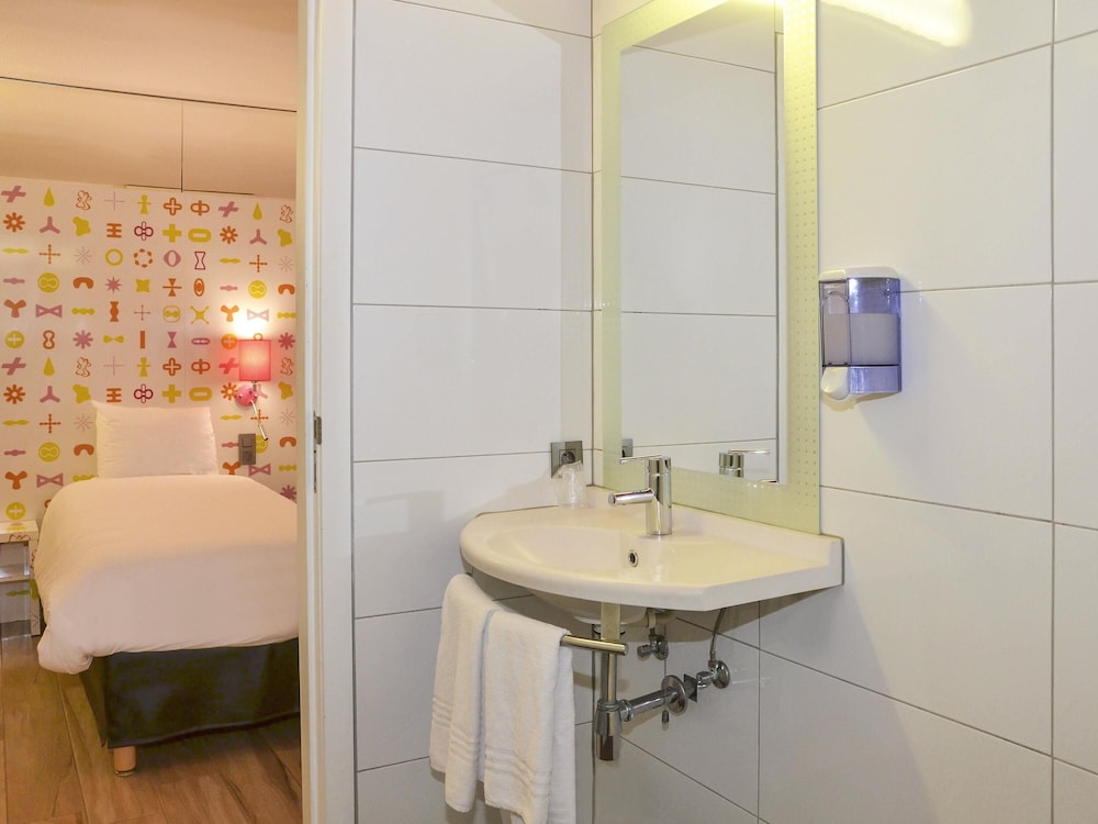 Habitación Doble Estándar del hotel Ibis Styles La Louvière. Foto 3