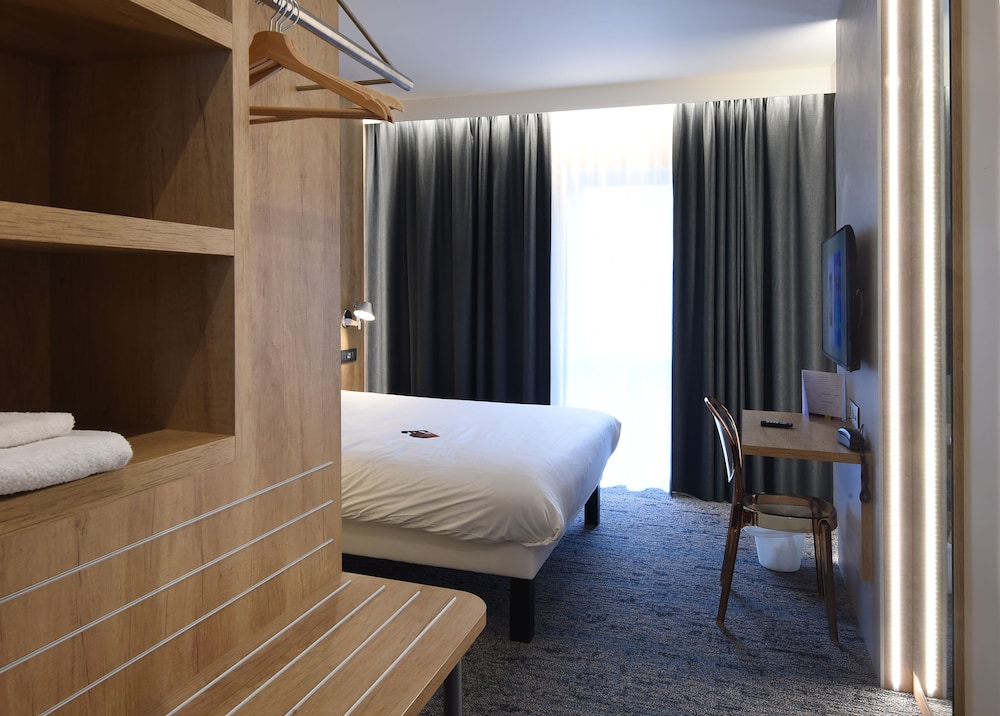 Habitación Doble Superior del hotel Ibis Styles La Louvière. Foto 3