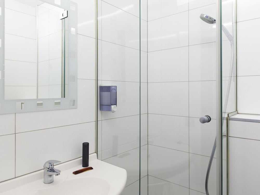 Habitación Gemela Estándar del hotel Ibis Styles La Louvière. Foto 5