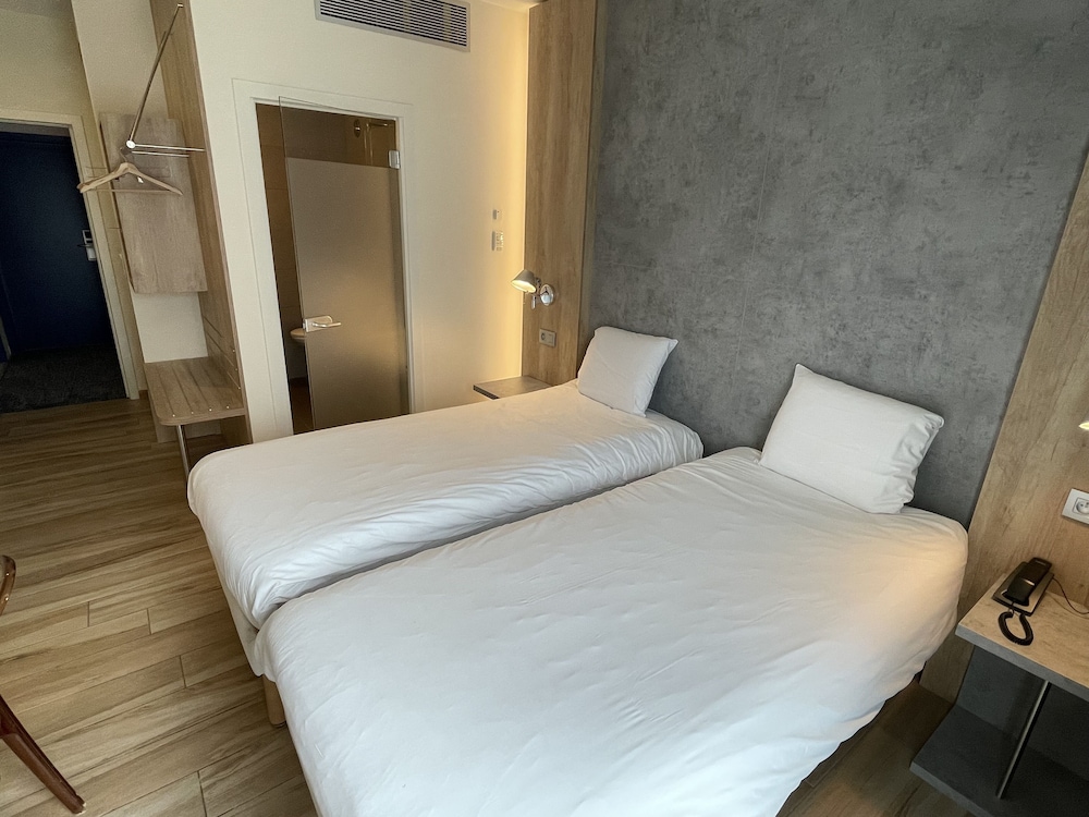 Habitación Gemela Superior del hotel Ibis Styles La Louvière. Foto 1