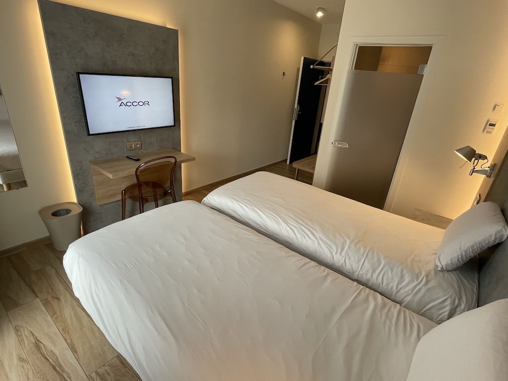 Habitación Gemela Superior del hotel Ibis Styles La Louvière. Foto 2