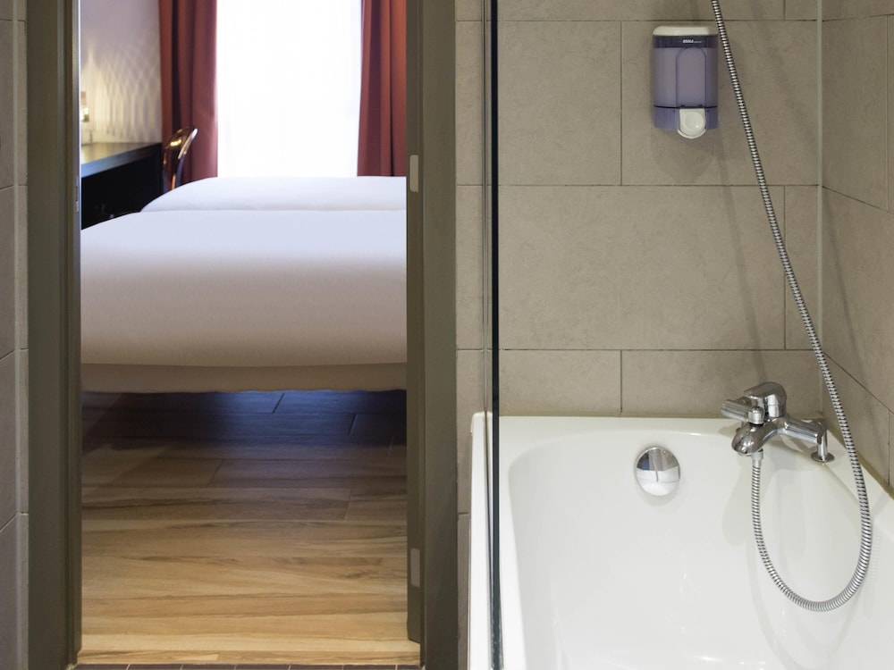 Habitación Gemela Superior del hotel Ibis Styles La Louvière. Foto 4