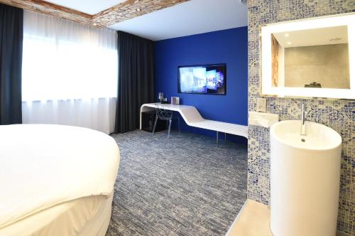 Suite con jacuzzi del hotel Ibis Styles La Louvière. Foto 4