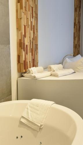 Suite con jacuzzi del hotel Ibis Styles La Louvière. Foto 6