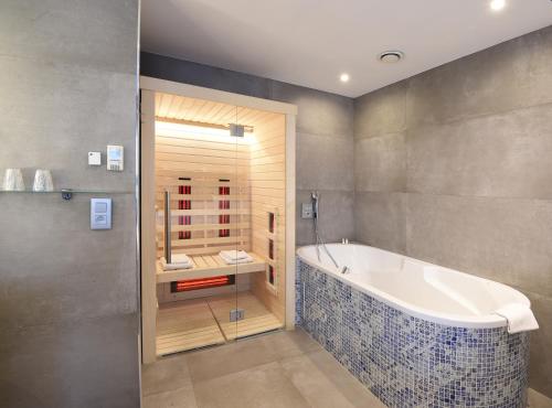 Suite con jacuzzi del hotel Ibis Styles La Louvière. Foto 8