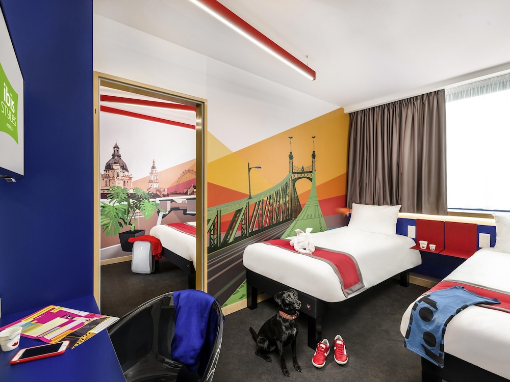Habitación estándar con 2 camas individuales del hotel Ibis Styles Budapest Citywest. Foto 1