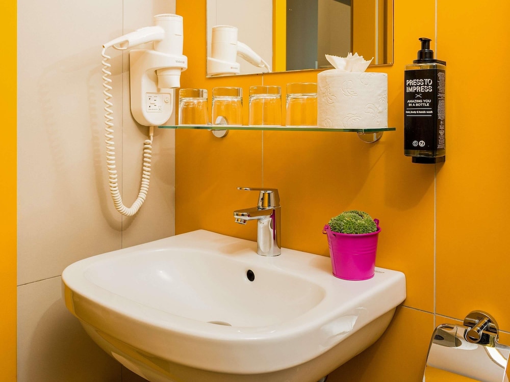 Habitación estándar con 2 camas individuales del hotel Ibis Styles Budapest Citywest. Foto 3