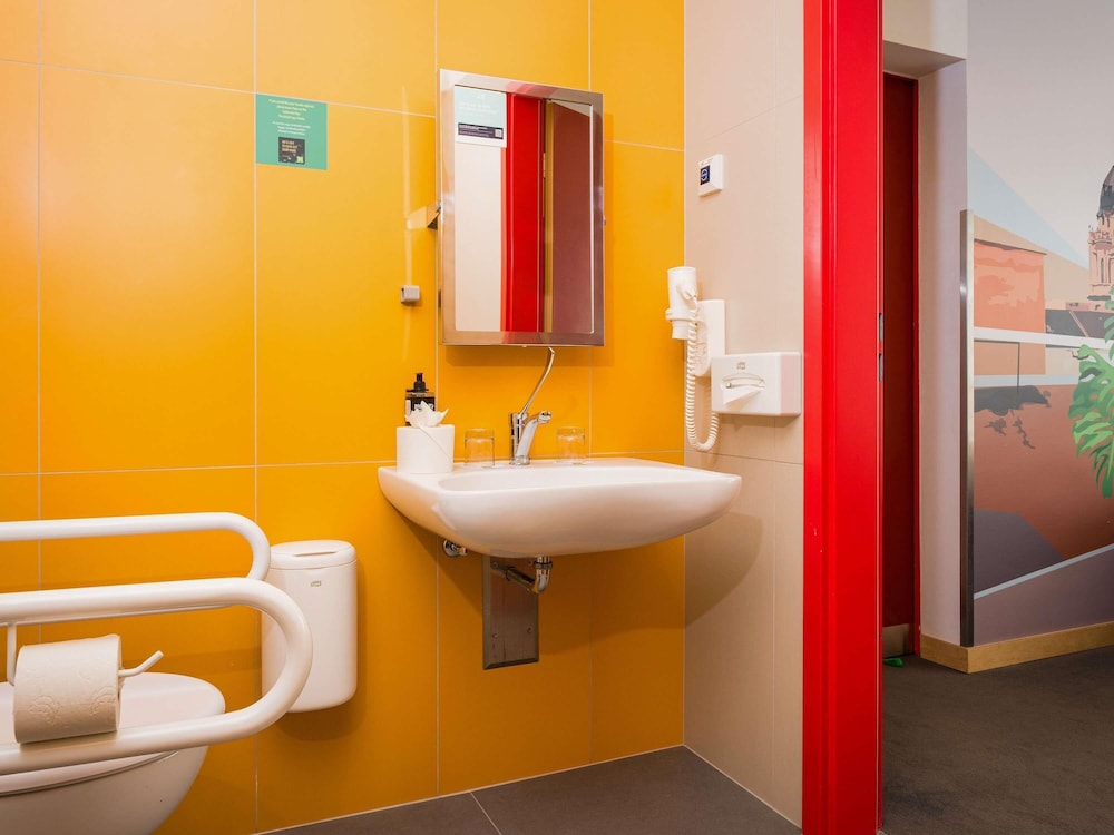 Habitación estándar con 2 camas individuales del hotel Ibis Styles Budapest Citywest. Foto 7