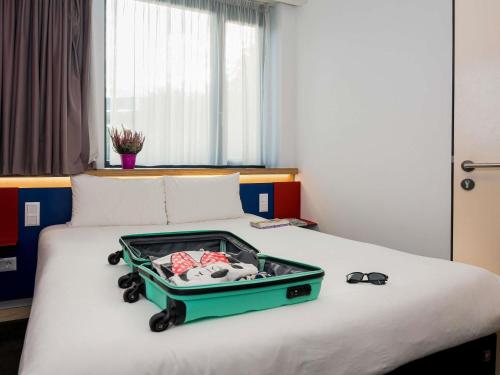 Habitación Familiar con 1 cama doble y litera del hotel Ibis Styles Budapest Citywest. Foto 1