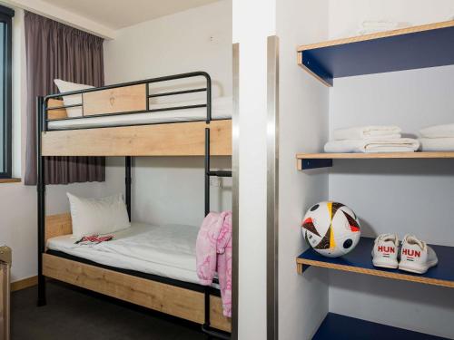 Habitación Familiar con 1 cama doble y litera del hotel Ibis Styles Budapest Citywest. Foto 3