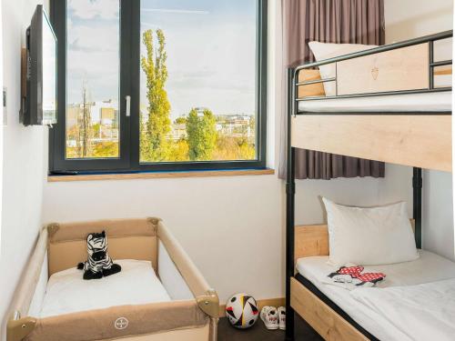 Habitación Familiar con 1 cama doble y litera del hotel Ibis Styles Budapest Citywest. Foto 5