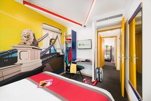 Habitación Familiar con 1 cama doble y litera del hotel Ibis Styles Budapest Citywest. Foto 8