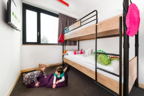 Habitación Familiar con 1 cama doble y litera del hotel Ibis Styles Budapest Citywest. Foto 9