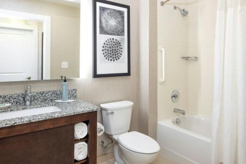 Guest Room with Two Double Beds and Tub - Mobility and Hearing Accessible del hotel Residence Inn Albany Clifton Park. Foto 3