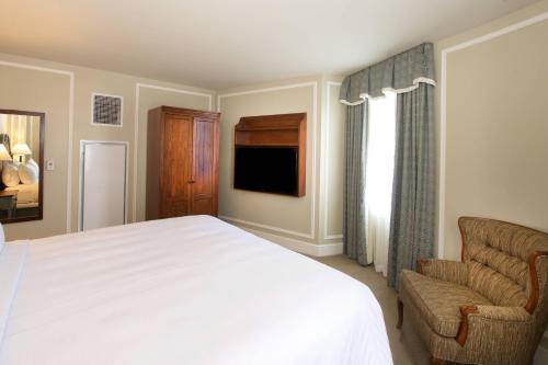 Habitación Club con cama extragrande del hotel Marriott Syracuse Downtown. Foto 2