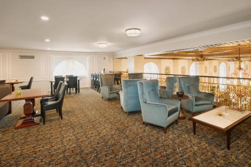 Habitación Club con cama extragrande del hotel Marriott Syracuse Downtown. Foto 6