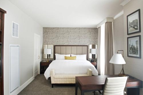 Habitación con cama extragrande y vistas a la ciudad del hotel Marriott Syracuse Downtown. Foto 1