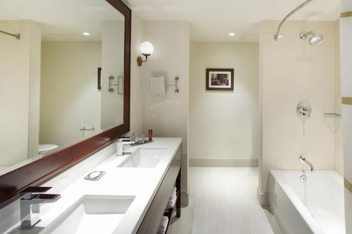 Habitación con cama grande del hotel Marriott Syracuse Downtown. Foto 4