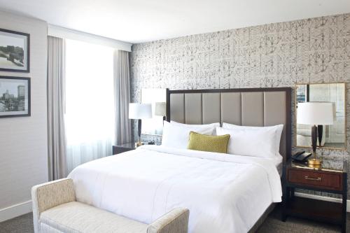 Habitación Executive con cama extragrande del hotel Marriott Syracuse Downtown. Foto 2