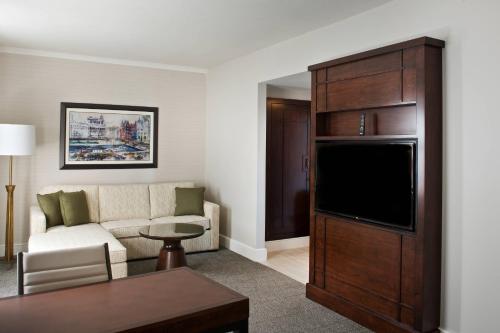 Habitación Executive con cama extragrande del hotel Marriott Syracuse Downtown. Foto 3