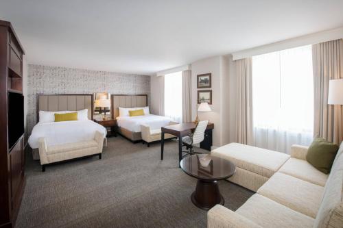 Large Queen Room with Two Queen Beds and Sofa Bed - Hearing Accessible del hotel Marriott Syracuse Downtown. Foto 2