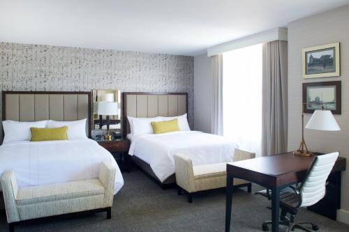 Large Queen Room with Two Queen Beds and Sofa Bed - Hearing Accessible del hotel Marriott Syracuse Downtown. Foto 3
