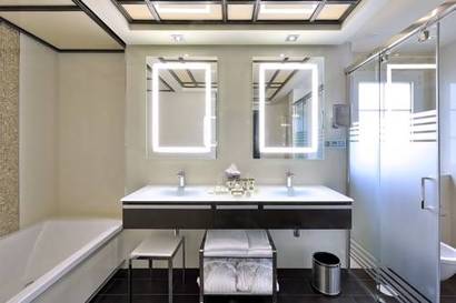 Habitación doble con salón del hotel Vincci Selección Aleysa. Foto 1