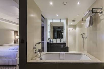 Suite Colour (suite sin ventanas) del hotel Park Inn By Radisson Berlin Alexanderplatz