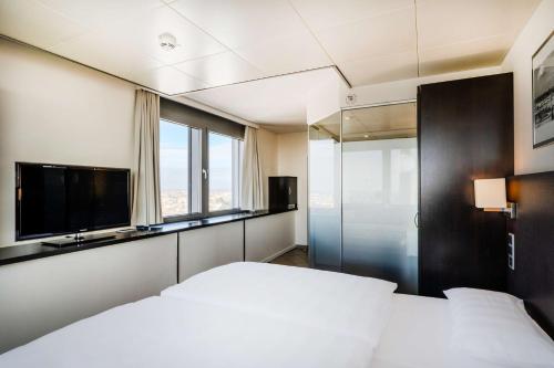 Habitación Doble Panorama del hotel Park Inn By Radisson Berlin Alexanderplatz. Foto 1