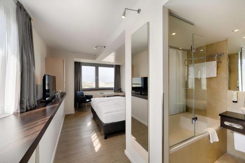 Habitación Doble Panorama del hotel Park Inn By Radisson Berlin Alexanderplatz. Foto 2