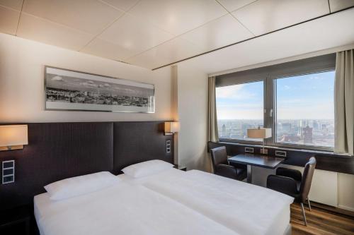 Habitación Doble Panorama del hotel Park Inn By Radisson Berlin Alexanderplatz. Foto 3