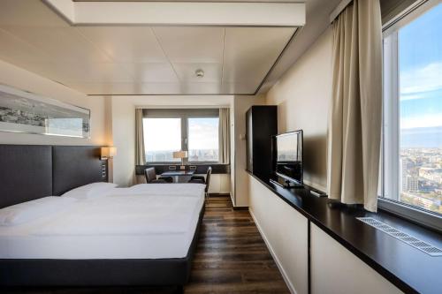 Habitación Doble Panorámica con vistas a la ciudad del hotel Park Inn By Radisson Berlin Alexanderplatz. Foto 2