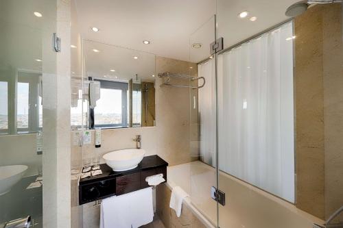 Habitación Doble Panorámica con vistas a la ciudad del hotel Park Inn By Radisson Berlin Alexanderplatz. Foto 4