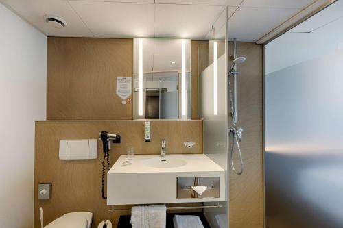 Habitación Individual Pequeña del hotel Park Inn By Radisson Berlin Alexanderplatz. Foto 5