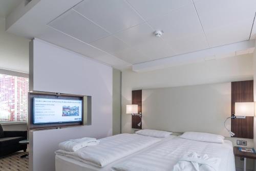 Suite Colour (suite sin ventanas) del hotel Park Inn By Radisson Berlin Alexanderplatz. Foto 1