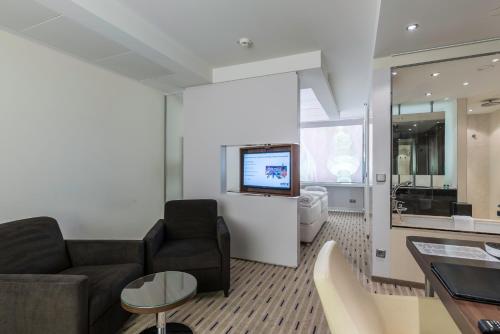 Suite Colour (suite sin ventanas) del hotel Park Inn By Radisson Berlin Alexanderplatz. Foto 2