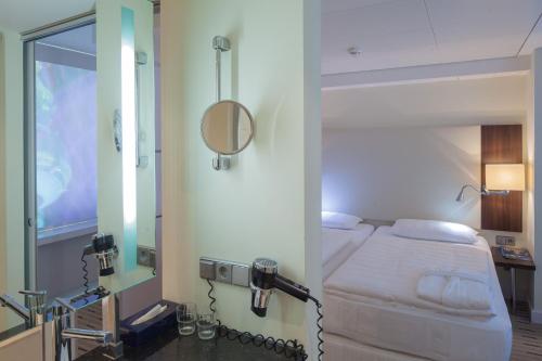 Suite Colour (suite sin ventanas) del hotel Park Inn By Radisson Berlin Alexanderplatz. Foto 3