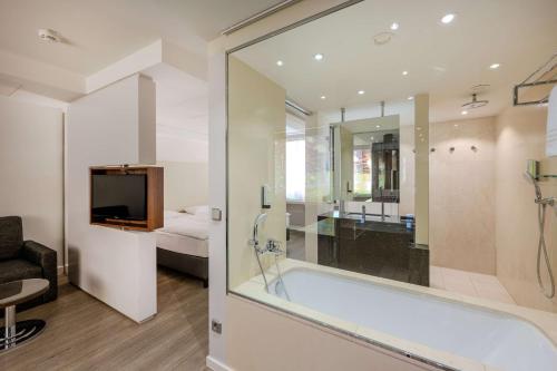 Suite Colour (suite sin ventanas) del hotel Park Inn By Radisson Berlin Alexanderplatz. Foto 4