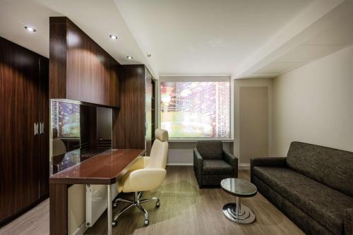 Suite Colour (suite sin ventanas) del hotel Park Inn By Radisson Berlin Alexanderplatz. Foto 5