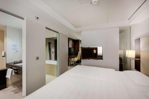 Suite Colour (suite sin ventanas) del hotel Park Inn By Radisson Berlin Alexanderplatz. Foto 6