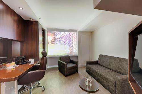 Suite Colour (suite sin ventanas) del hotel Park Inn By Radisson Berlin Alexanderplatz. Foto 7