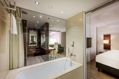 Suite Colour (suite sin ventanas) del hotel Park Inn By Radisson Berlin Alexanderplatz. Foto 8