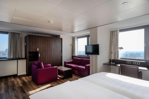 Suite Junior del hotel Park Inn By Radisson Berlin Alexanderplatz. Foto 1