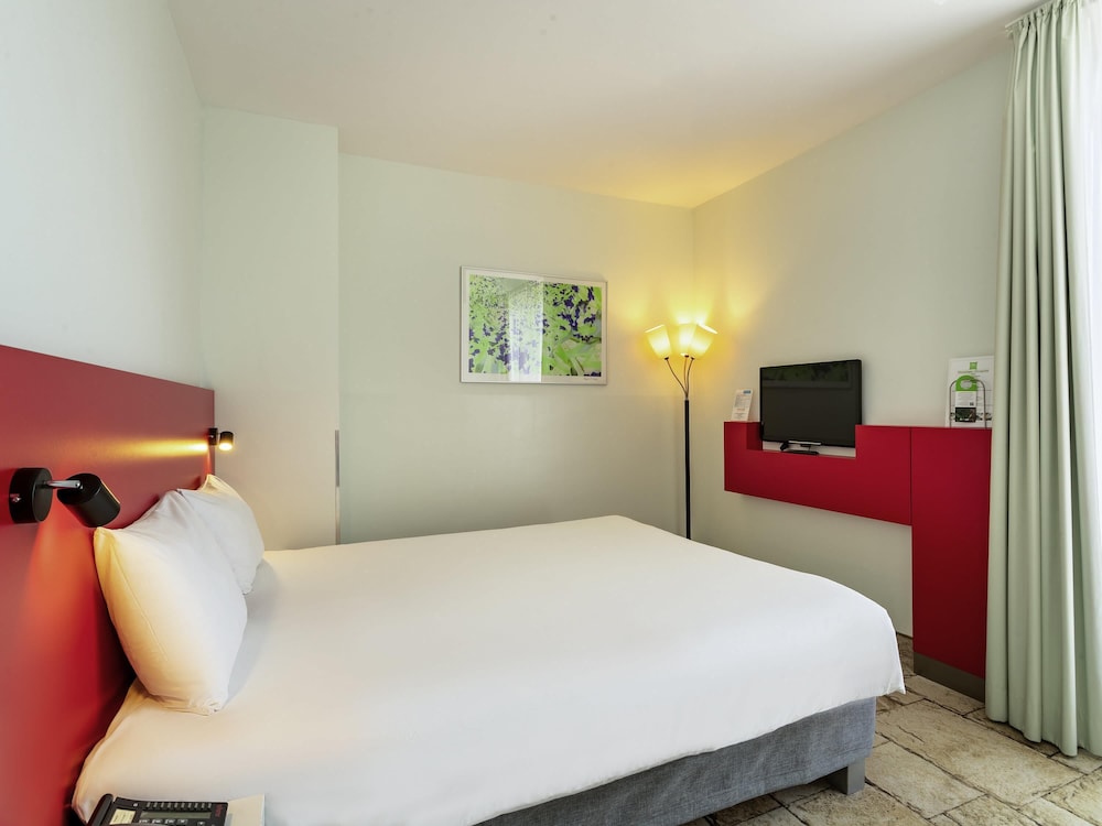 Suite All Comfort: 1 cama doble y sala de estar del hotel Ibis Styles Karlsruhe Ettlingen. Foto 1