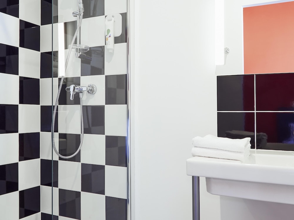 Habitación Estándar con cama doble del hotel Ibis Styles Marseille Vieux Port. Foto 3