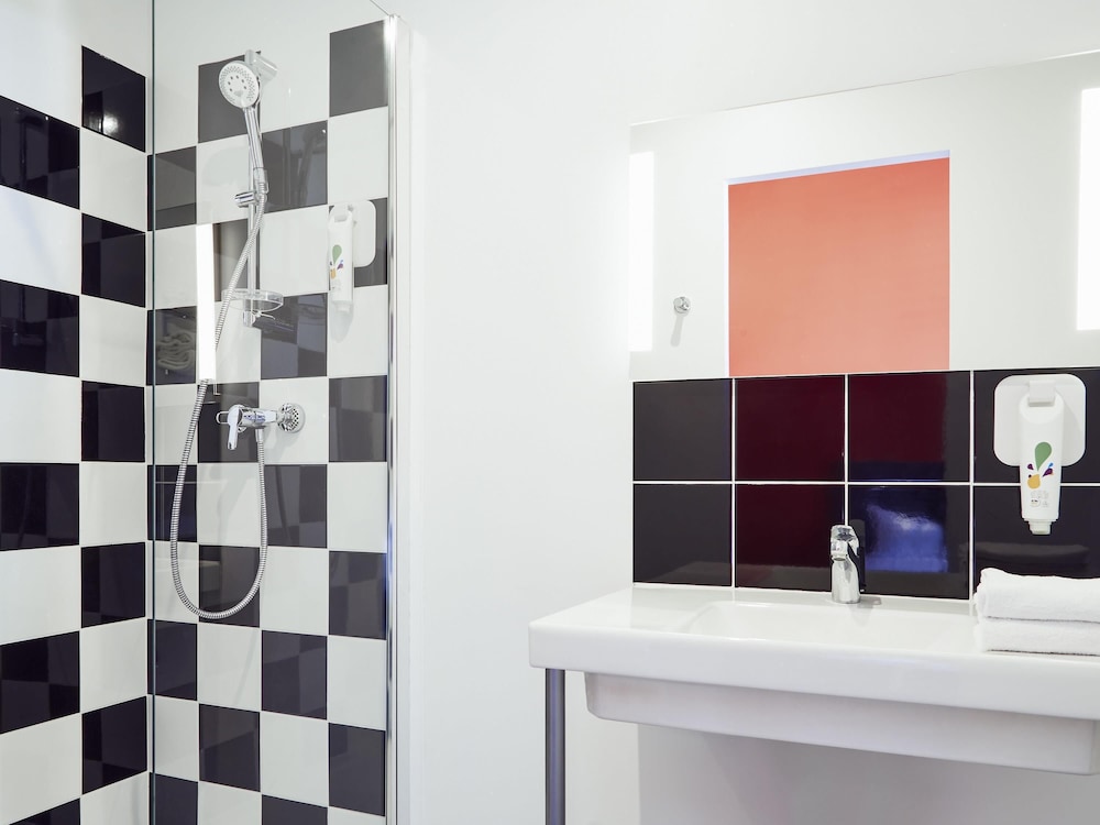 Habitación Estándar con cama doble del hotel Ibis Styles Marseille Vieux Port. Foto 5
